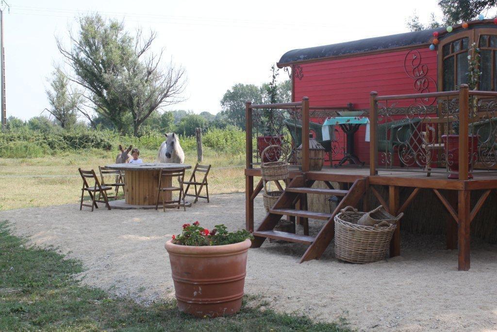 Bed and Breakfast La Roulotte "Les Saintes" Exterior foto